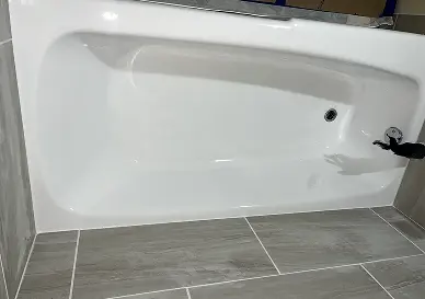 Bathtub after reglazing showcasing a flawless, high-gloss surface